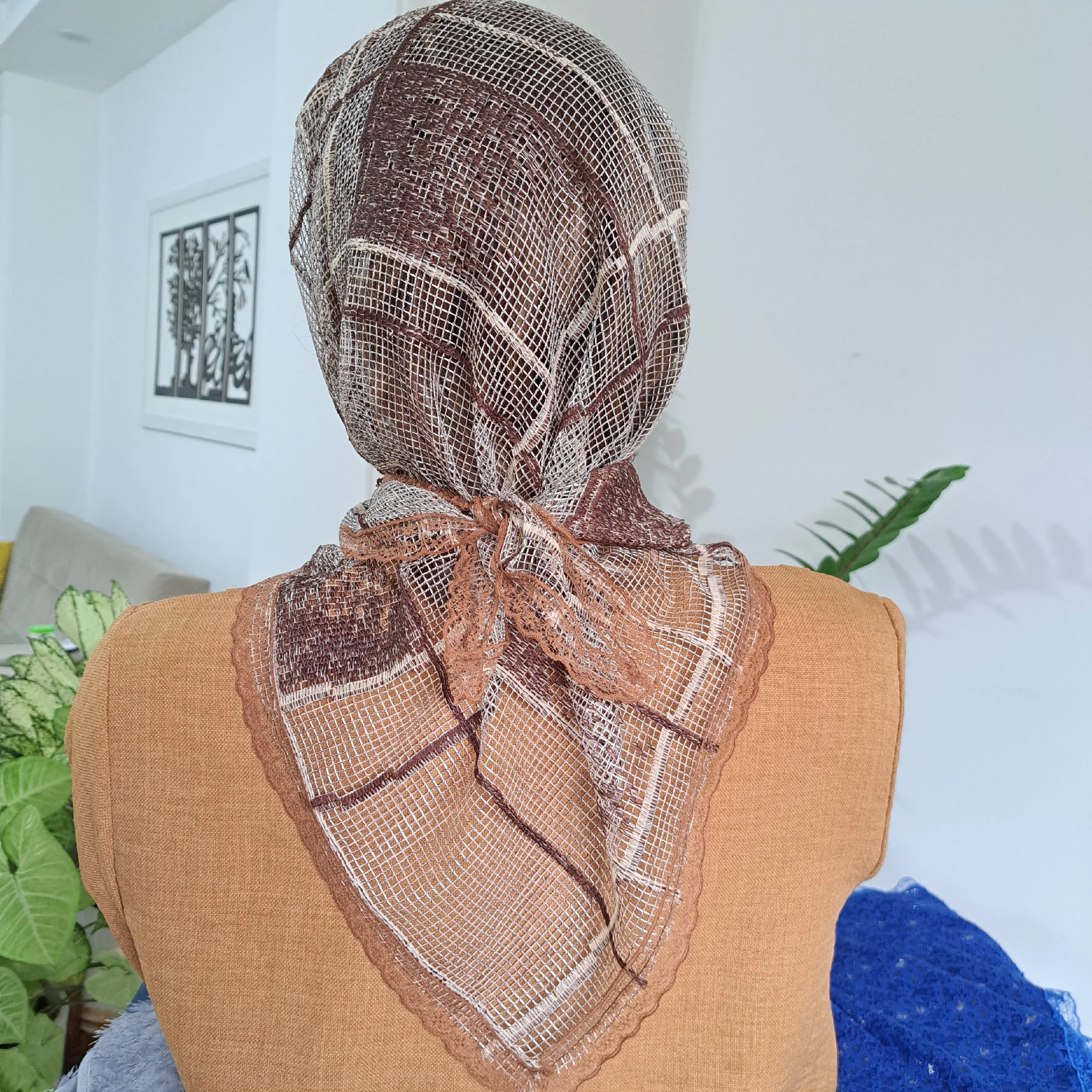 مینی اسکارف سه گوش گیپور کرم قهوه ای ابعاد 70 در 70 سانتی متر