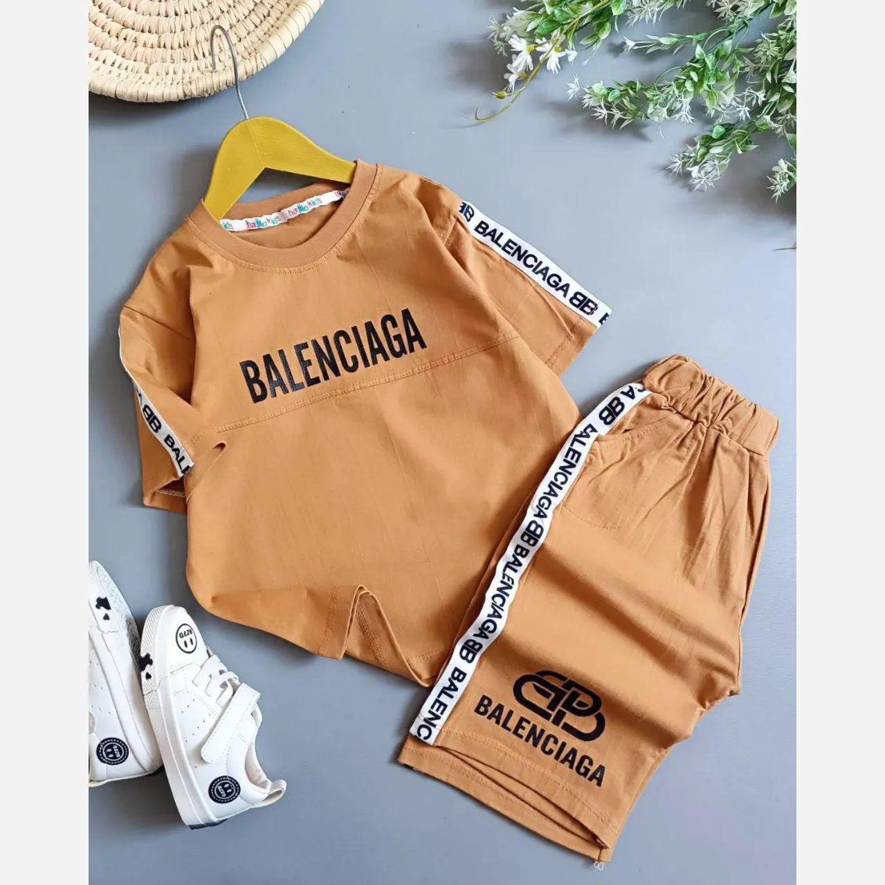 ست تیشرت و شلوارک پسرانه و دخترانه مدل بالنسیا مناسب 3 تا 12 سال در 4 رنگ متنوع