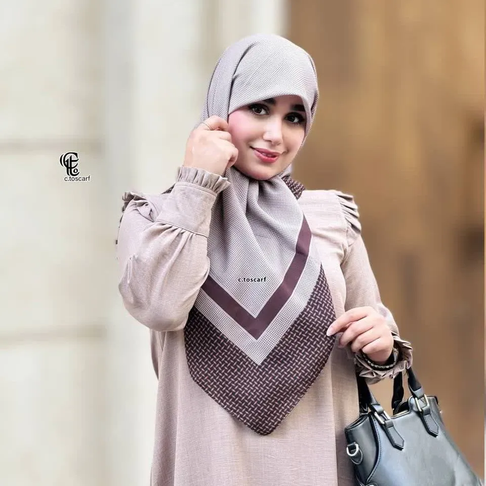 روسری نخی کاستوم طرح کاملیا قواره 110 کرم قهوه ای سبز